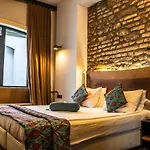 West Pera Hotel