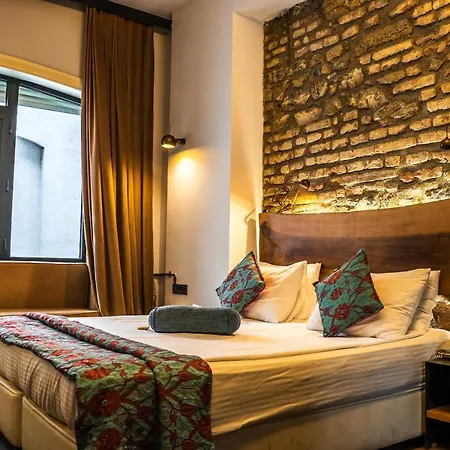 West Pera Hotel