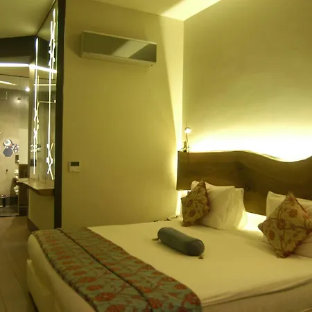 West Pera Hotel