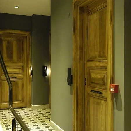 West Pera Hotel