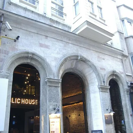 West Pera Hotel